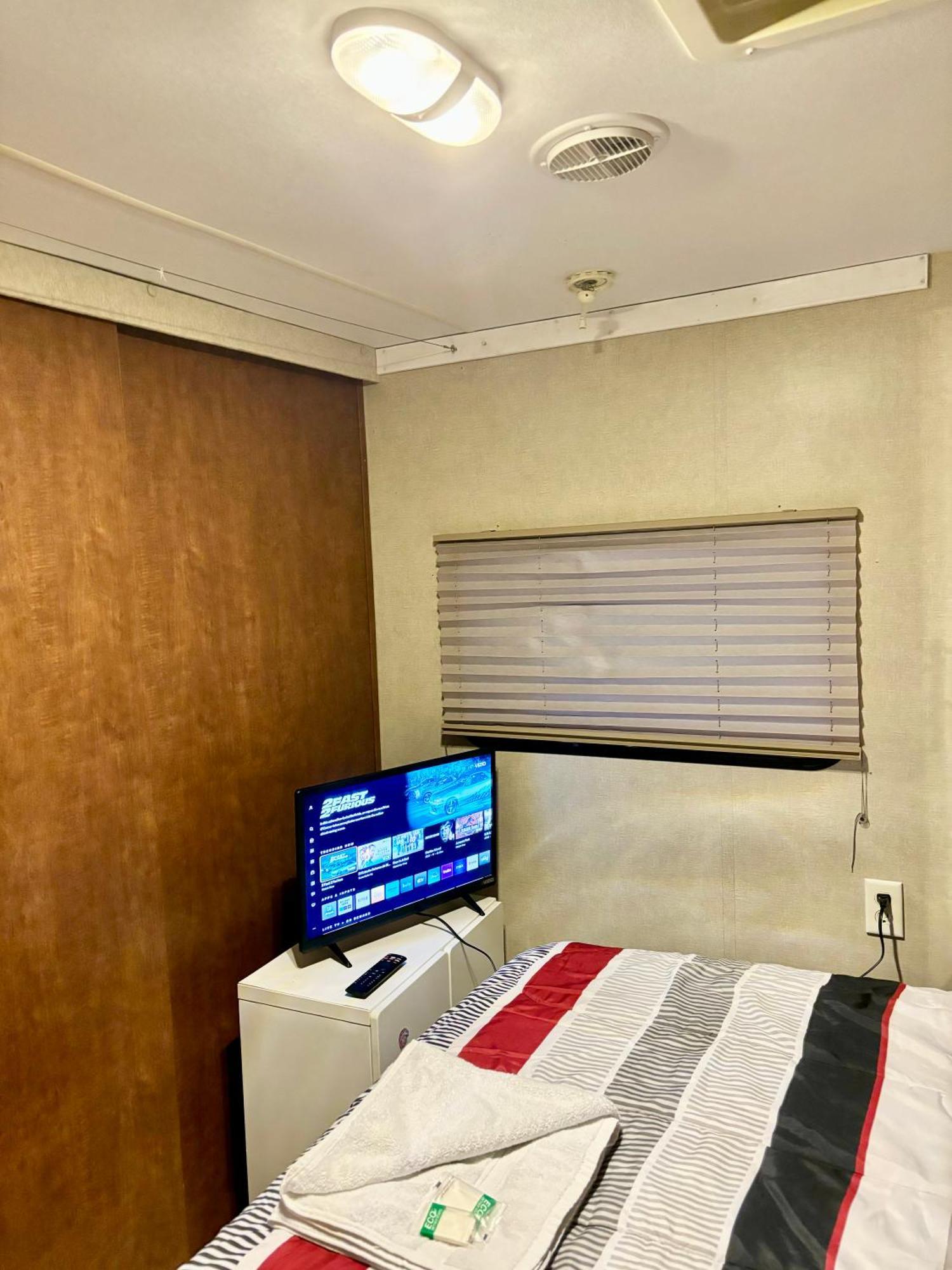 Camping In Modern Rv Trailer Los Ángeles
